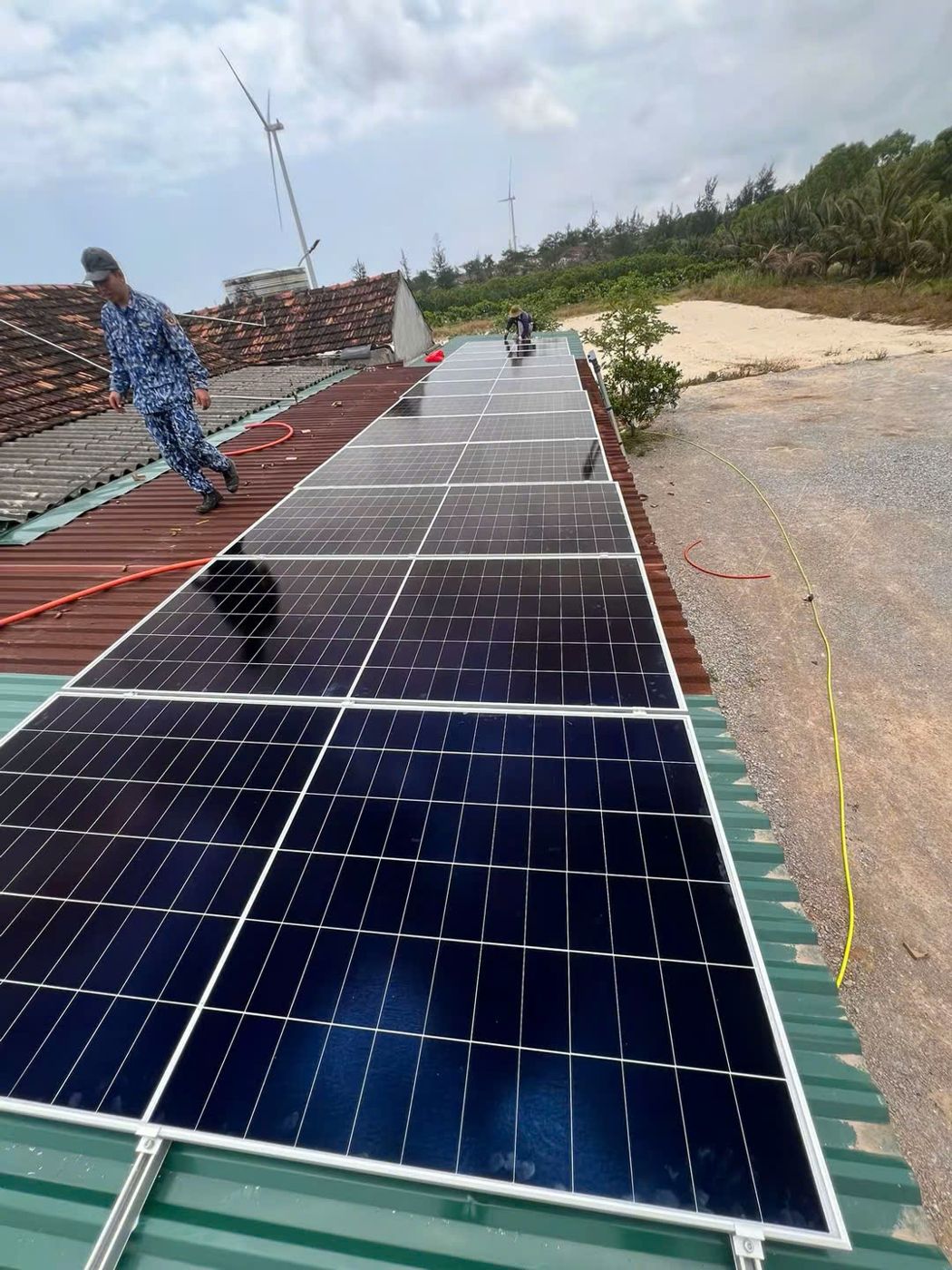 Công trình điện mặt trời vùng ven biển